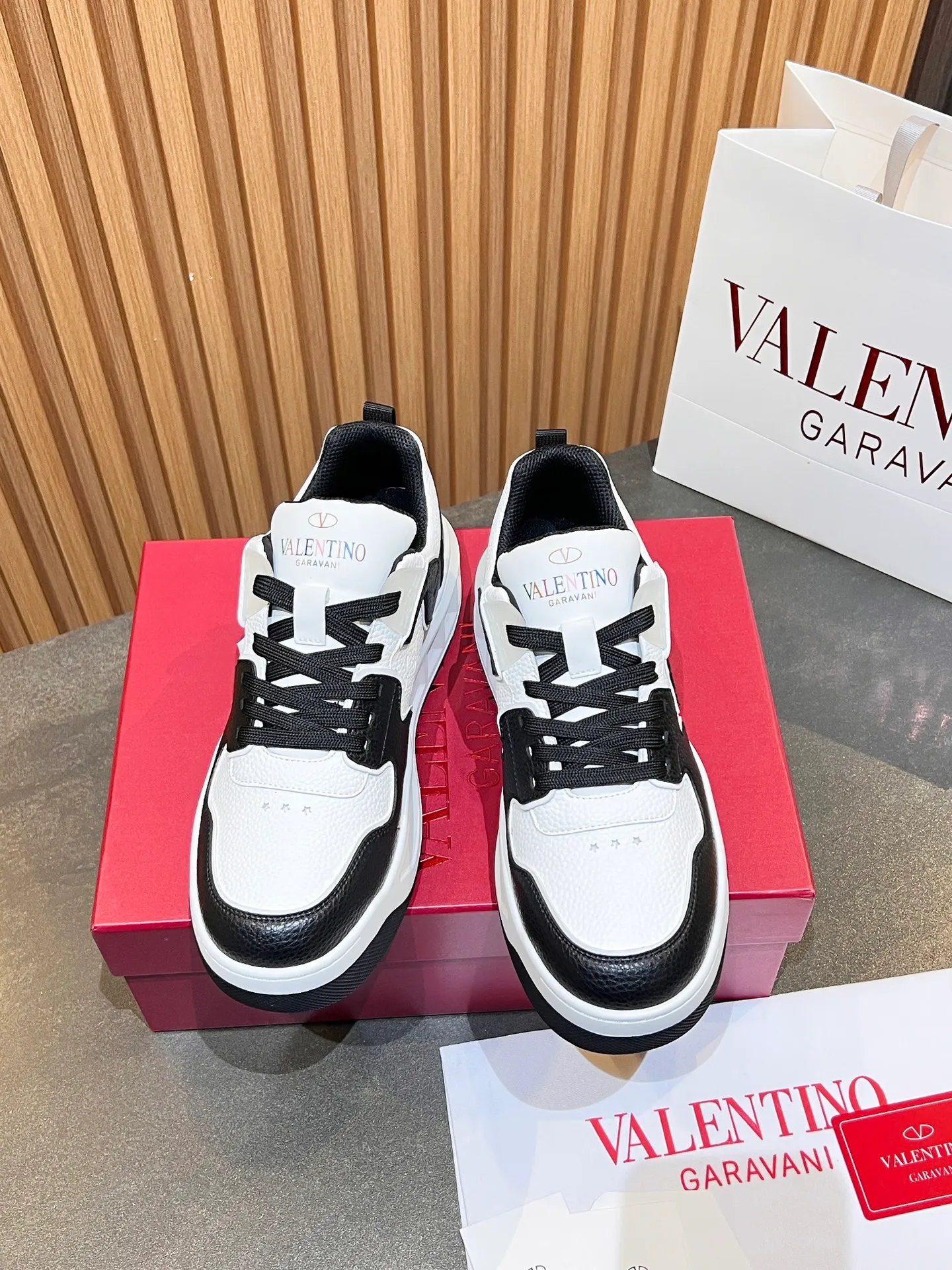 👟👟Ex-factory price 660👟👟 𝑽𝒂𝒍𝒆𝒏𝒕𝒊𝒏𝒐Valentino 𝑶𝒏𝒆𝑺𝒕𝒖𝒅 Couple casual sports shoes series Valentino 2024 new couple sports shoes are on sale. The original ZP was purchased and dismantled. Repeated pattern making and modification. I tried my best to restore it one to one! Top luxury masterpiece Signature five-pointed star design Soft and comfortable genuine leather with contrasting colors brings excellent and elegant texture and excellent on-foot comfort Top purchasing version upper: imported calfskin surface/original oil edge craftsmanship Outsole: original development 𝐓𝐏𝐔 two-color combination outsole Packaging: original configuration complete package Code number: 34-𝟒𝟓